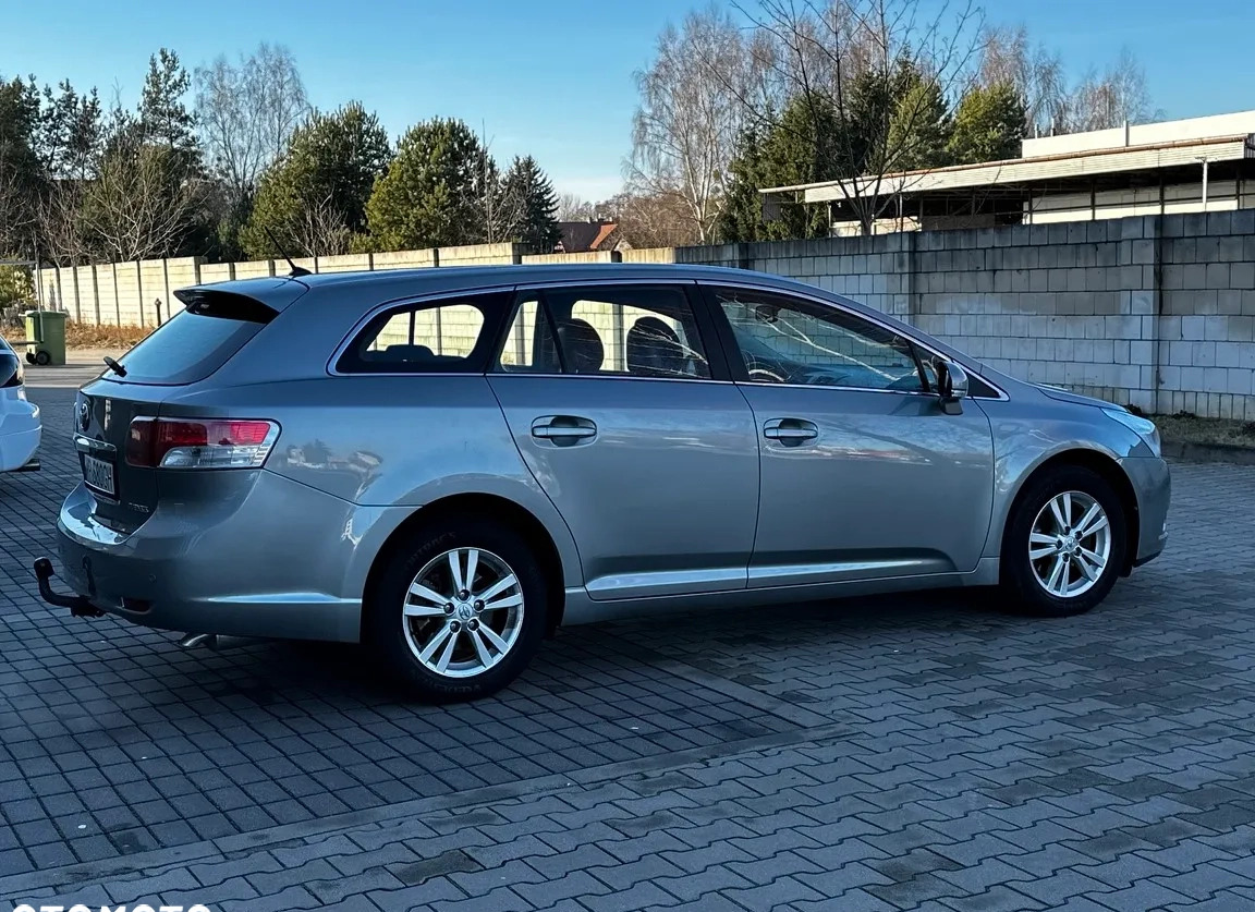 Toyota Avensis cena 29700 przebieg: 240000, rok produkcji 2009 z Radom małe 352